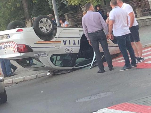 Accident spectaculos. Mașină de poliție răsturnată chiar în fața sediului. Cine este vinovatul?