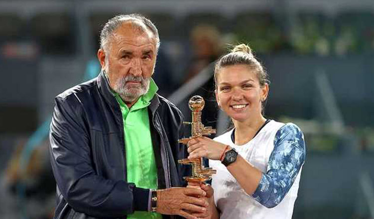 Cum a apărut Simona Halep la ziua de naştere a lui Ion Ţiriac. Apariţie superbă alături de fostul mare tenisman