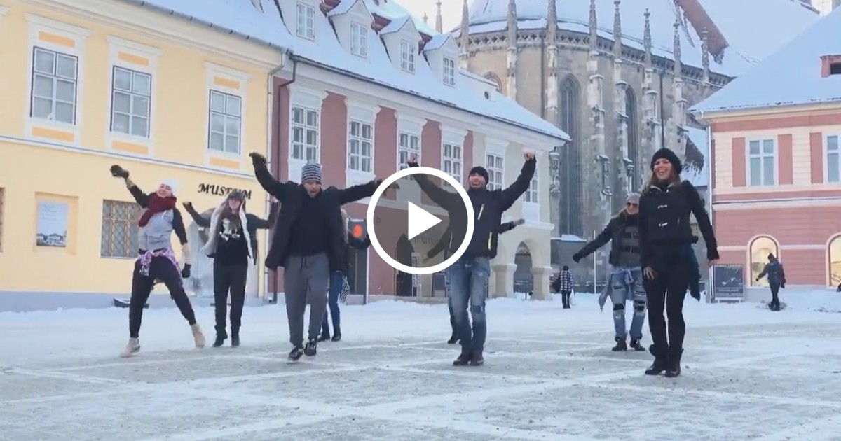 Un grup de Romani au Impresionat o Lume intreaga cu Dansul lor din Piata Sfatului, Brasov. Felicitari!