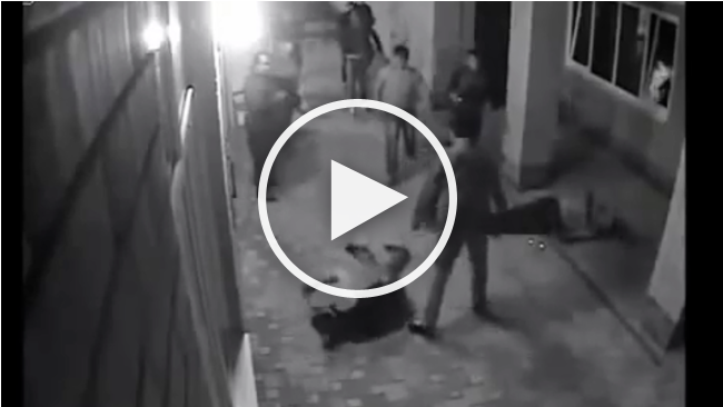 (VIDEO) Un Boxer a facut 2 Knockouturi din 2 Lovituri dupa ce s-au luat de prietena lui !!