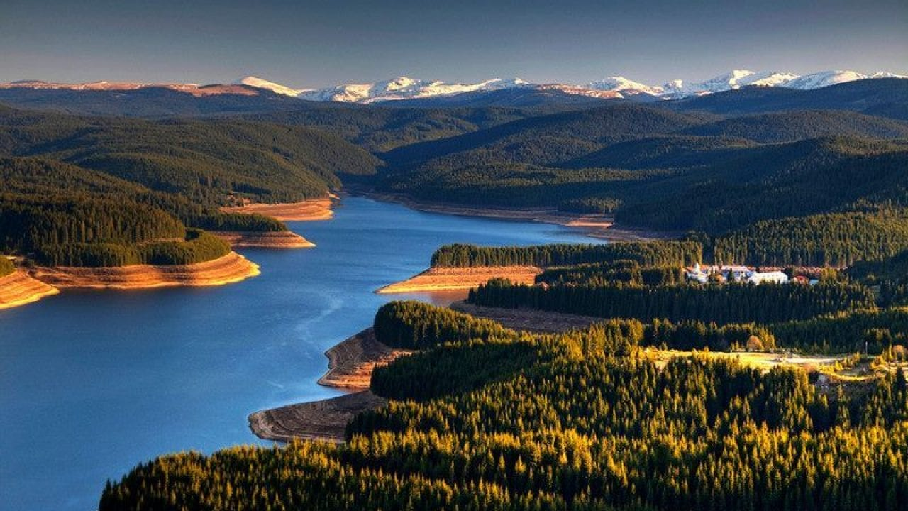 Priveliști de basm la Barajul și Lacul Oaşa din județul Alba. Locul din Munții Șureanu unde poposesc turiștii înainte de Poarta Raiului sau Transalpina