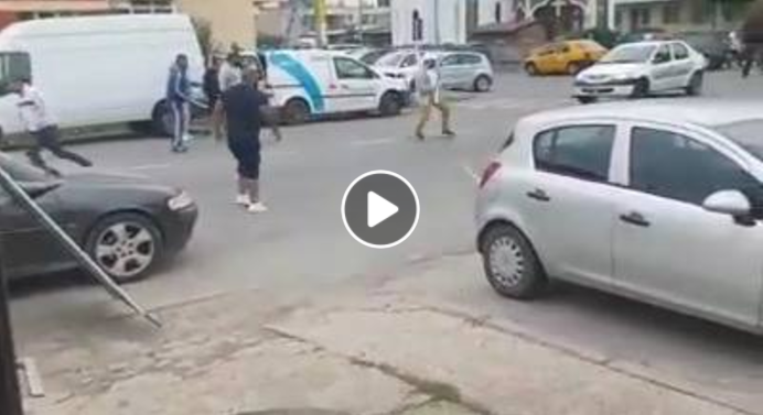 SOCANT ! Clanurile tiganesti se lupta ca in vestul salbatic cu pistoale, sabii si topoare, in centrul comunei Bascov, langa Pitesti.. Vezi VIDEO