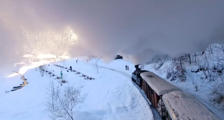 "MOCĂNIȚA ÎN POVESTEA IERNII!” Clipul care a uimit intreaga lume si a prezentat istoria unui tren pe care toti il stiu!!!